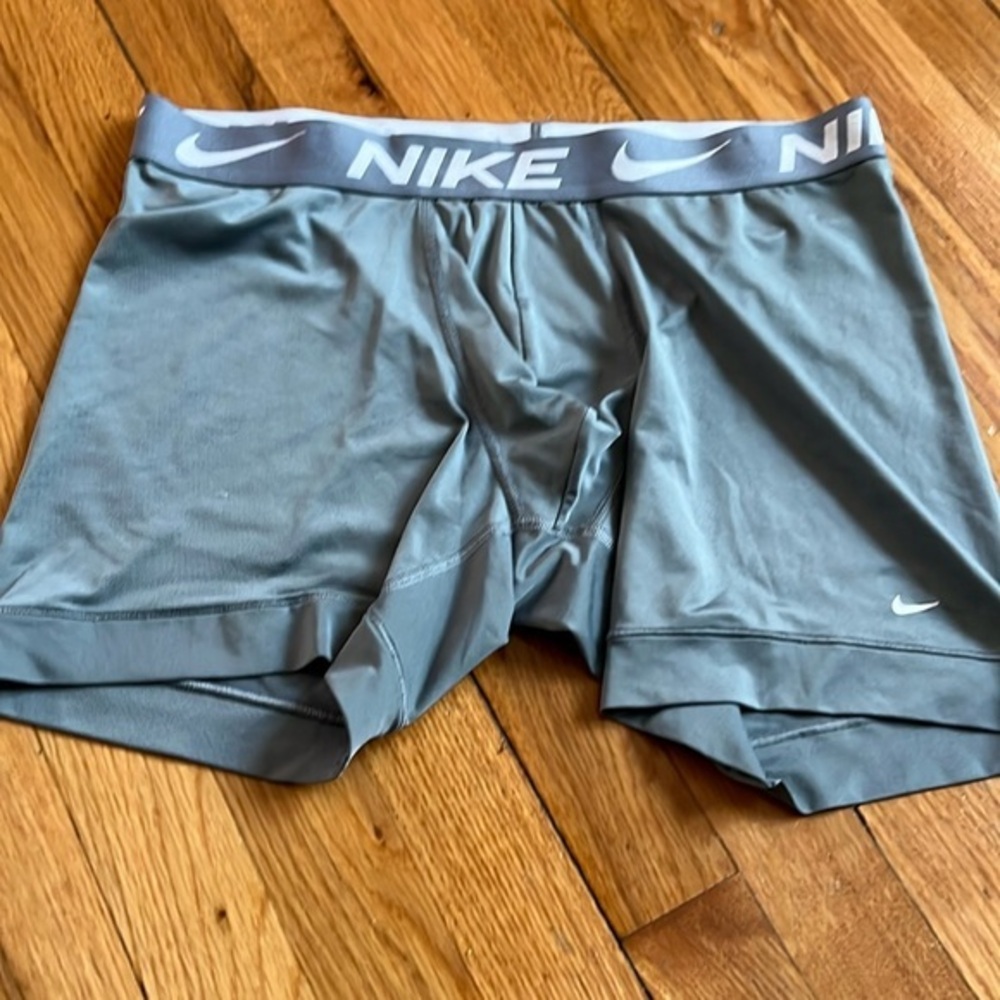 Men’s NIKE dri fit shorts barely worn just check peeling see pics size L.